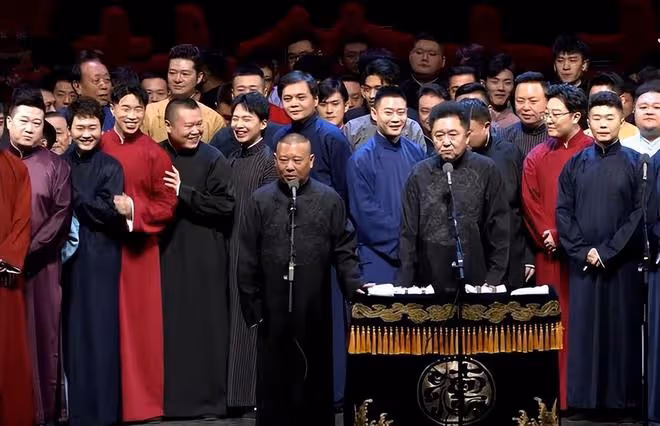 馮鞏當選第九屆曲協主席，與姜昆後台擁抱慶賀，郭德綱無緣入局