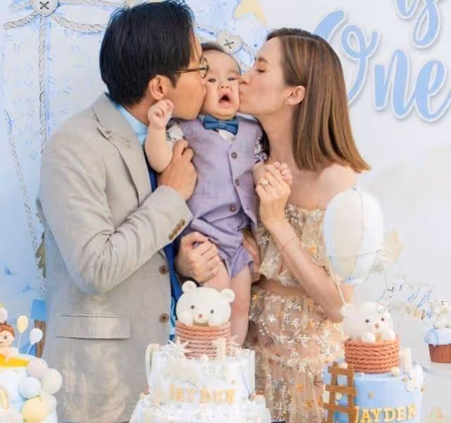 沈卓盈曬全家福為兒慶生,夫婦倆送上甜蜜夾吻,2歲寶寶長相似爸