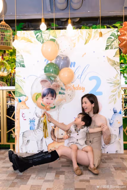 沈卓盈曬全家福為兒慶生,夫婦倆送上甜蜜夾吻,2歲寶寶長相似爸