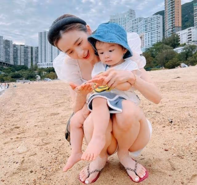 沈卓盈曬全家福為兒慶生,夫婦倆送上甜蜜夾吻,2歲寶寶長相似爸