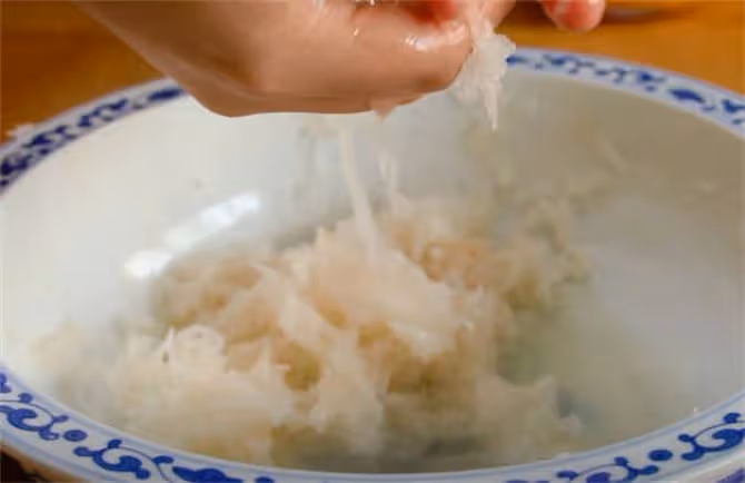 炸丸子家常做法,掌握這個小技巧,保證個個圓溜溜,比買的更香