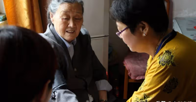 我待女婿如親生，如今過65歲生日，兒子準備鐲子，他空手：沒錢買