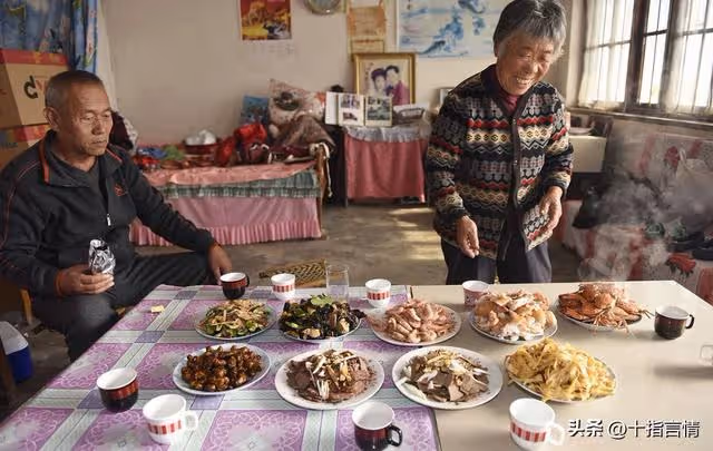我待女婿如親生,如今過65歲生日,兒子準備鐲子,他空手:沒錢買