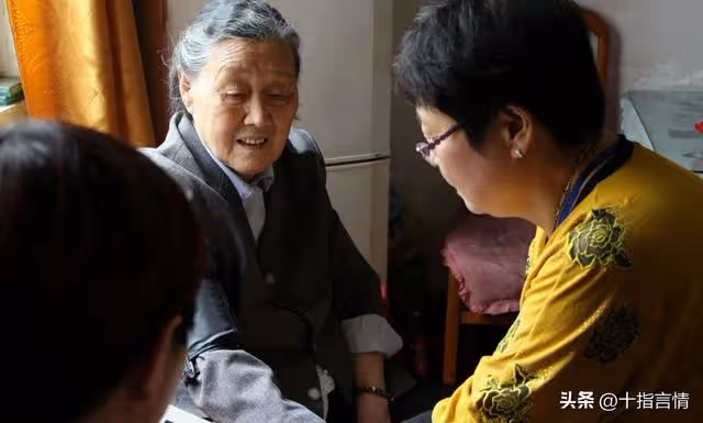 我待女婿如親生,如今過65歲生日,兒子準備鐲子,他空手:沒錢買