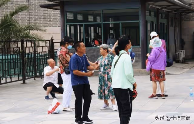 堅持了三十年的不婚,如今64歲的大媽活成了這樣,一番話警醒眾人