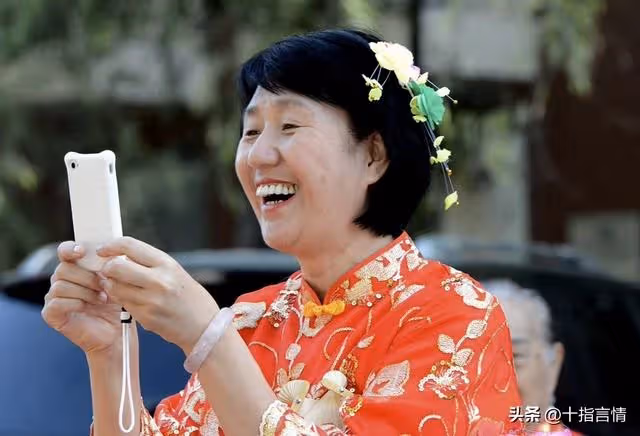 堅持了三十年的不婚,如今64歲的大媽活成了這樣,一番話警醒眾人