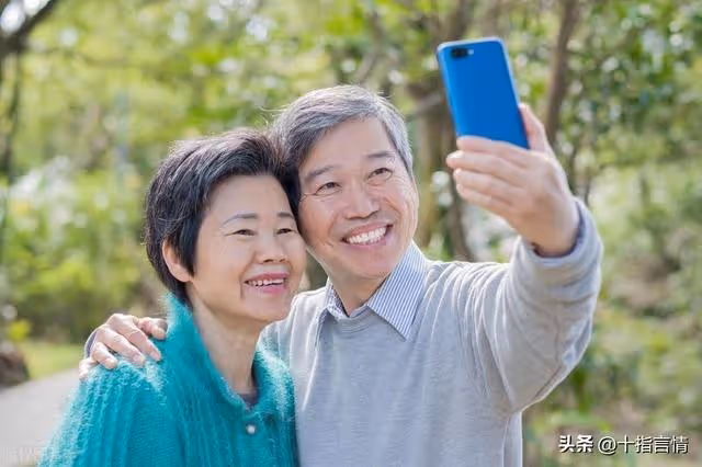兩家親家搭夥旅遊,三天兩夜後變成冤家,阿姨哭訴:老伴差點沒了