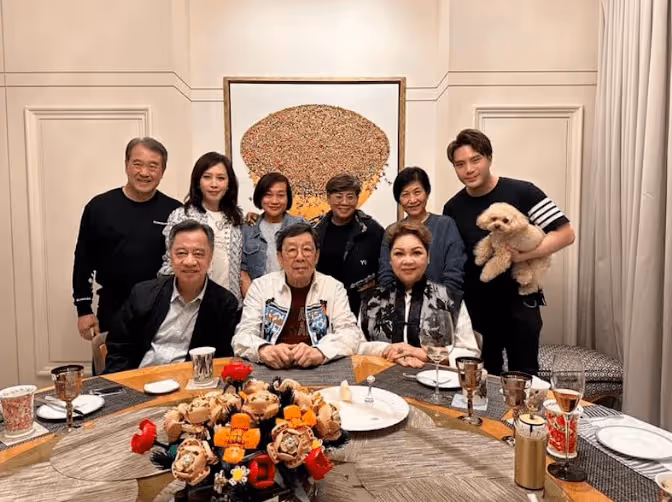 TVB男星設宴！TVB高層珍姐、何麗全都現身！原來爸爸是副總裁