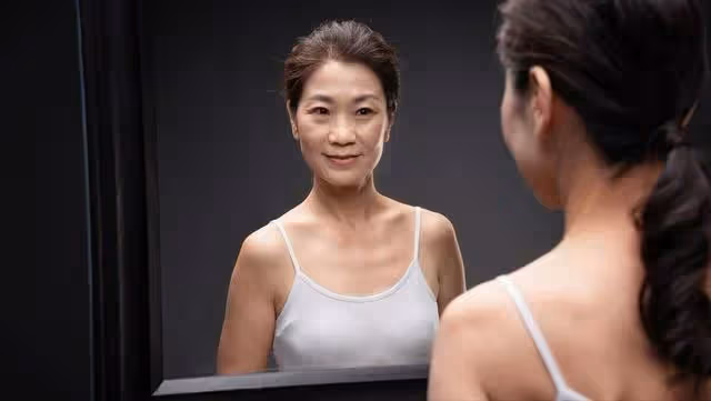 62歲阿姨說:和再婚老伴同居後才明白,男人老了還要找老伴的原因