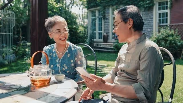 62歲阿姨說:和再婚老伴同居後才明白,男人老了還要找老伴的原因