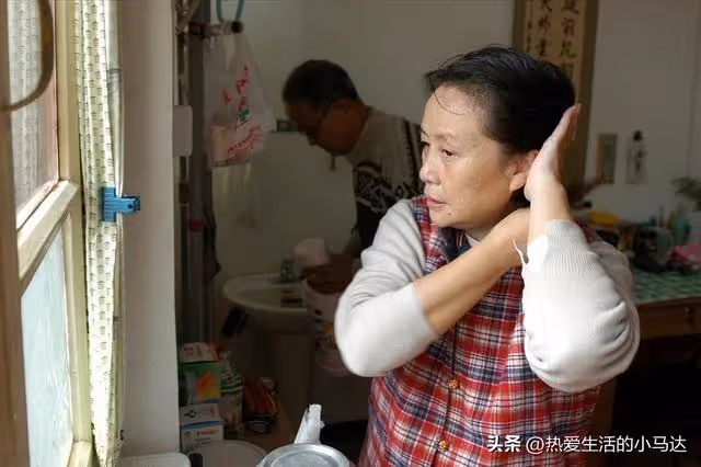 接父母來城裡,住了5天鄰居來投訴了3次,我對他們由同情變成厭惡!