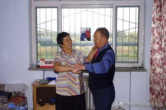 接父母來城裡,住了5天鄰居來投訴了3次,我對他們由同情變成厭惡!