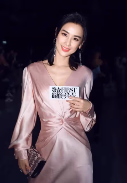 賈靜雯與黃聖依罕「同框」,同是失去美顏和濾鏡後,網友:一個是真美一個卻垮的厲害!
