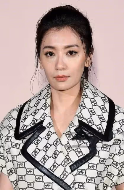 賈靜雯與黃聖依罕「同框」,同是失去美顏和濾鏡後,網友:一個是真美一個卻垮的厲害!