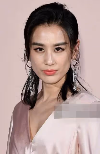 賈靜雯與黃聖依罕「同框」,同是失去美顏和濾鏡後,網友:一個是真美一個卻垮的厲害!