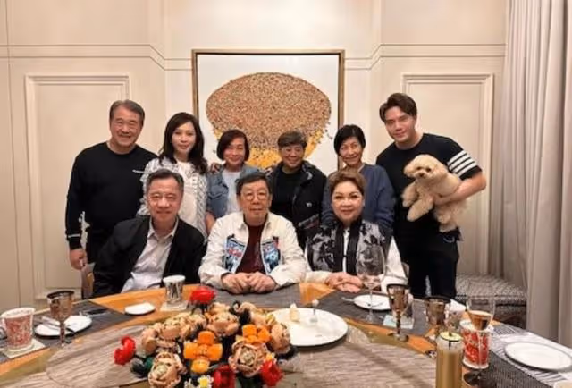 貴氣!TVB富二代小生豪宅中設宴,公司高層及前輩齊現身超有面子