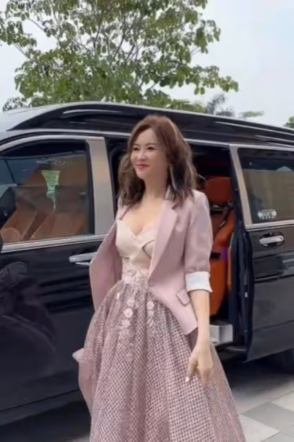 主力內地發展!港女星曬深圳千尺大屋,卻遭網友吐槽:都是便宜貨