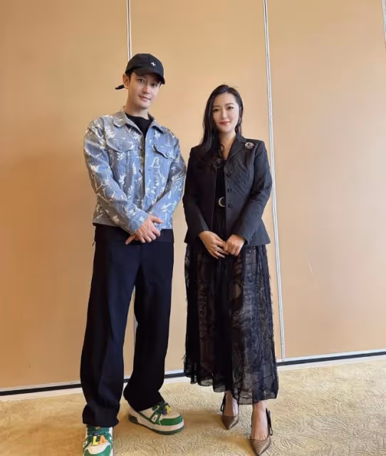 黃曉明和香港富婆聚會,穿萬元外套合影顯氣質!女方頗有背景
