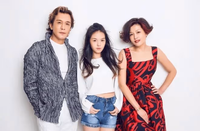 哈文參加女兒哥大畢業禮,21歲法圖麥顏值超高!或將回國進娛樂圈