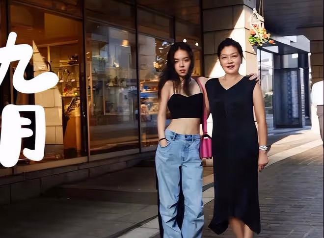哈文參加女兒哥大畢業禮,21歲法圖麥顏值超高!或將回國進娛樂圈