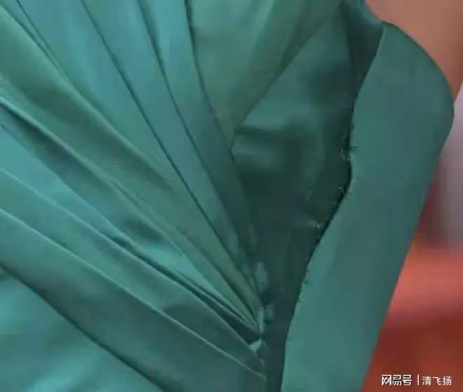 高葉紅毯慘遭嘲諷：這套綠色晚禮服該拿去做布藝