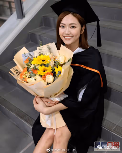 嘉欣大個女喇!捱足四年邊讀書讀開工終於戴四方帽