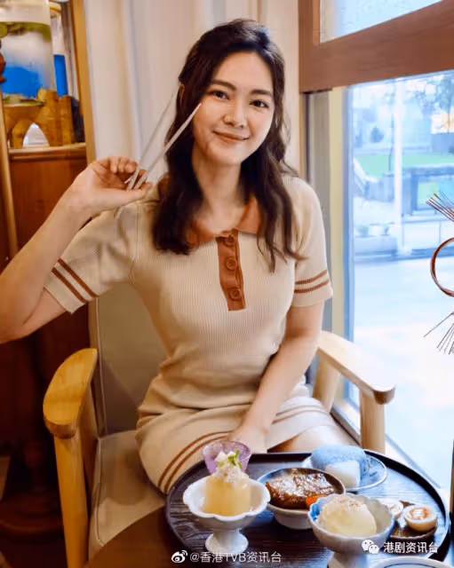嘉欣大個女喇!捱足四年邊讀書讀開工終於戴四方帽