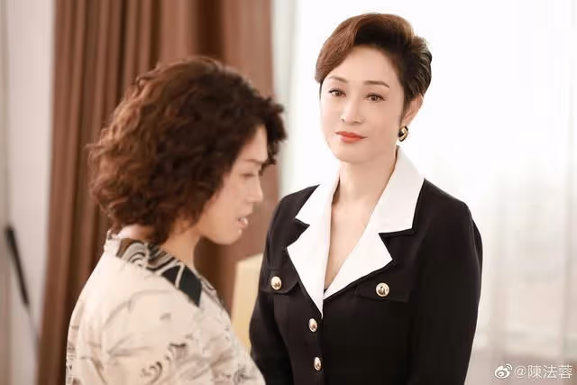 表現亮眼!56歲香港知名女星陳法蓉回TVB拍劇,樣貌不輸一眾小花