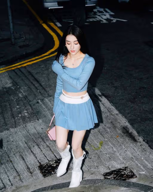 方媛深夜在街巷拍影集:腰上佩戴粉色小桃心,成熟又可愛