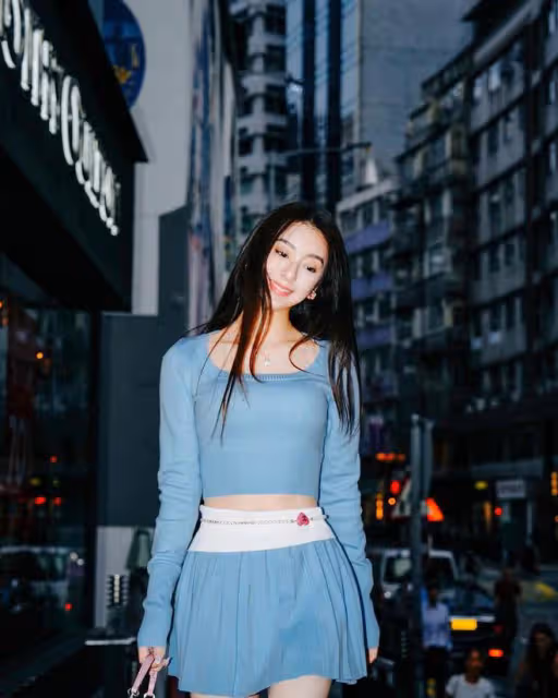 方媛深夜在街巷拍影集:腰上佩戴粉色小桃心,成熟又可愛
