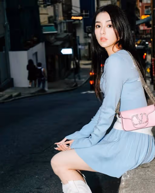 方媛深夜在街巷拍影集:腰上佩戴粉色小桃心,成熟又可愛