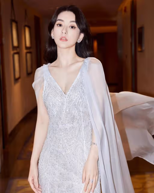方媛深夜在街巷拍影集:腰上佩戴粉色小桃心,成熟又可愛