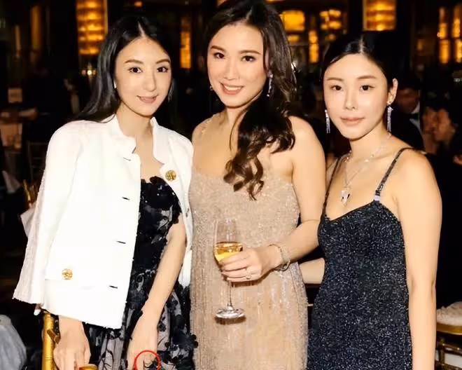 方媛深夜在街巷拍影集:腰上佩戴粉色小桃心,成熟又可愛