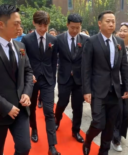 「石家莊伴郎專業戶」鄧倫又去髮小婚禮,當年的伴郎也結婚了他還單著!
