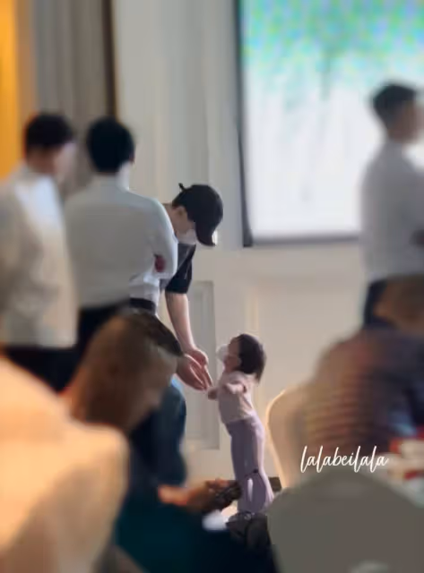 「石家莊伴郎專業戶」鄧倫又去髮小婚禮，當年的伴郎也結婚了他還單著！
