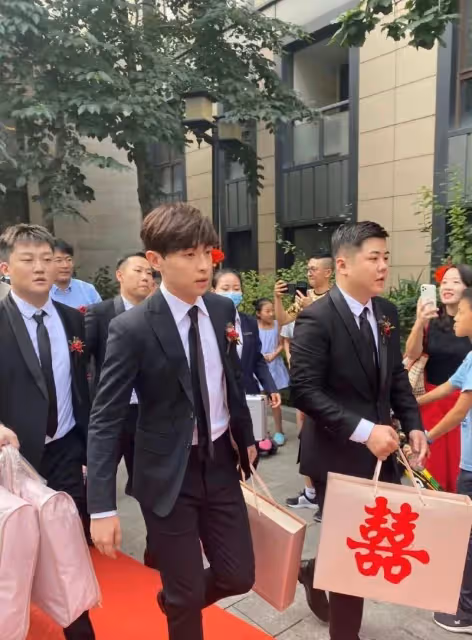 「石家莊伴郎專業戶」鄧倫又去髮小婚禮，當年的伴郎也結婚了他還單著！