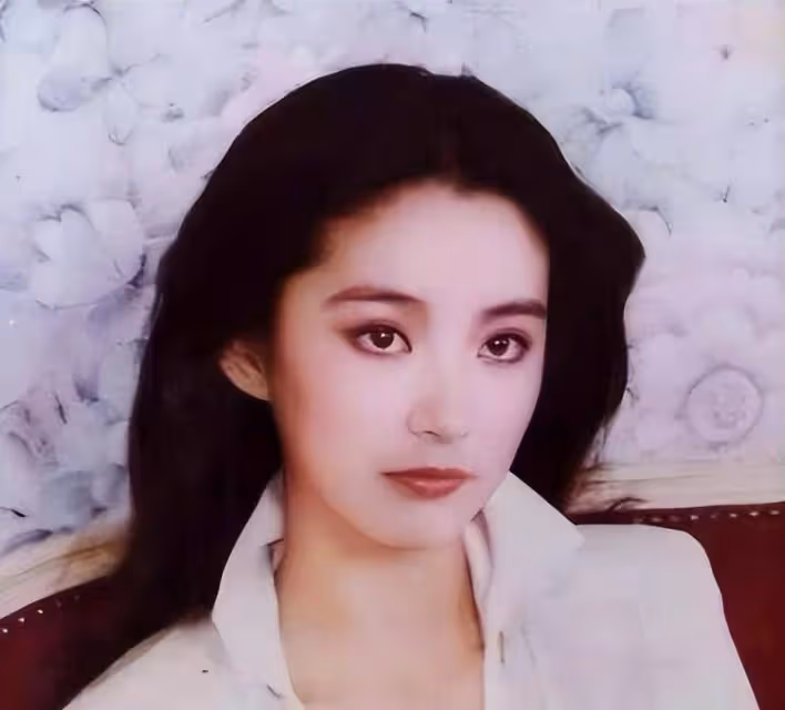 年輕的利智有多驚艷?天使魔鬼混合體,怪不得何鴻燊都拜倒在她裙下