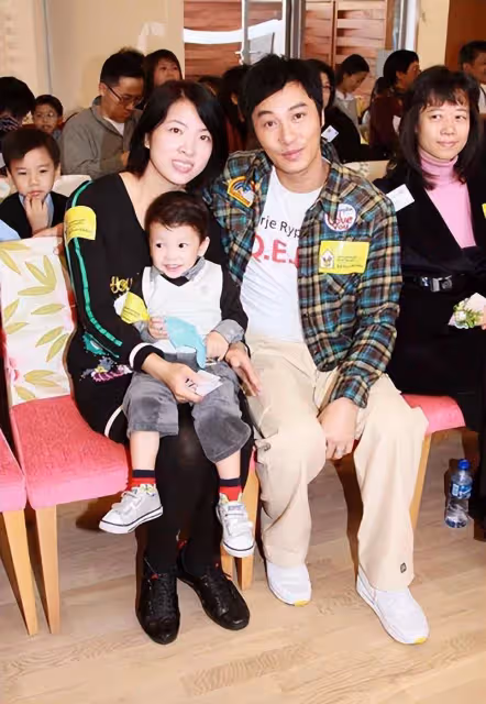 譚耀文：娶平凡老婆，相愛18年無緋聞，如今兒女雙全生活幸福