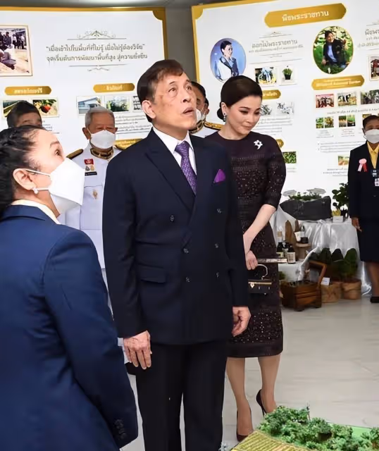 泰王和蘇提達穿情侶裝了！王后一身紫裙真嫩，配綠寶石笑得樂開花