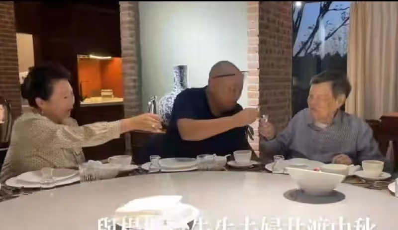 99歲老人帶小53歲嬌妻參加聚會！翁帆穿藍襯衫替夫敬酒，真霸氣