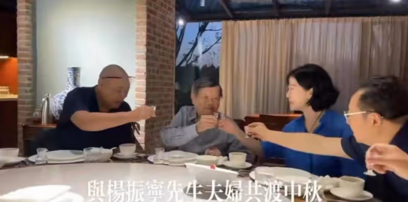 99歲老人帶小53歲嬌妻參加聚會！翁帆穿藍襯衫替夫敬酒，真霸氣