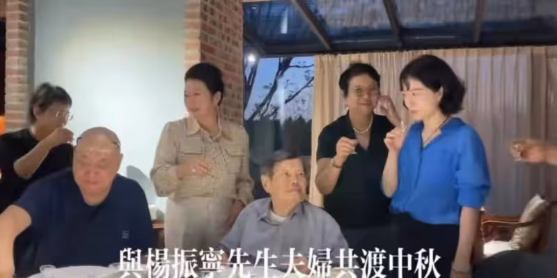 99歲老人帶小53歲嬌妻參加聚會！翁帆穿藍襯衫替夫敬酒，真霸氣
