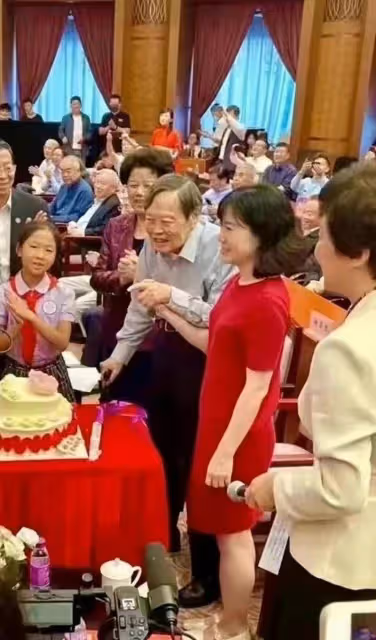 99歲老人帶小53歲嬌妻參加聚會！翁帆穿藍襯衫替夫敬酒，真霸氣
