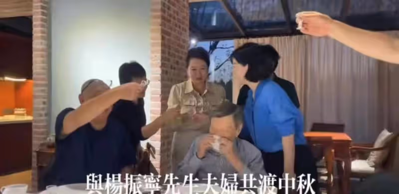 99歲老人帶小53歲嬌妻參加聚會！翁帆穿藍襯衫替夫敬酒，真霸氣