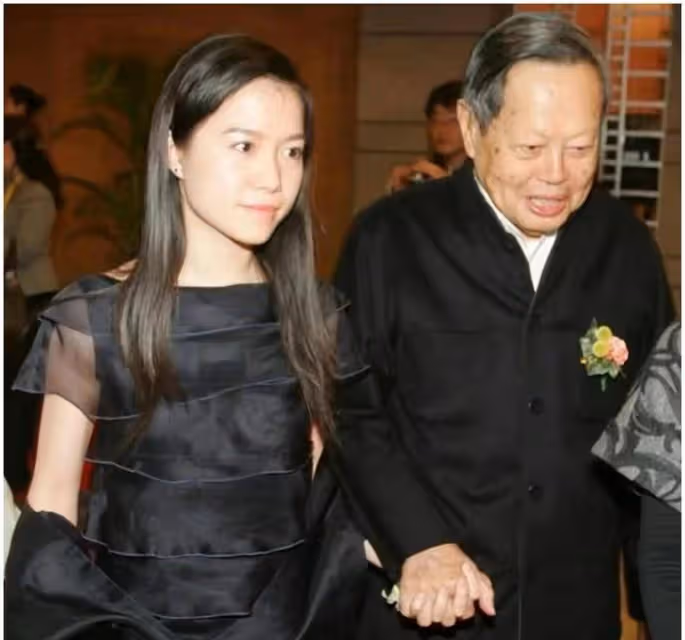 99歲老人帶小53歲嬌妻參加聚會！翁帆穿藍襯衫替夫敬酒，真霸氣
