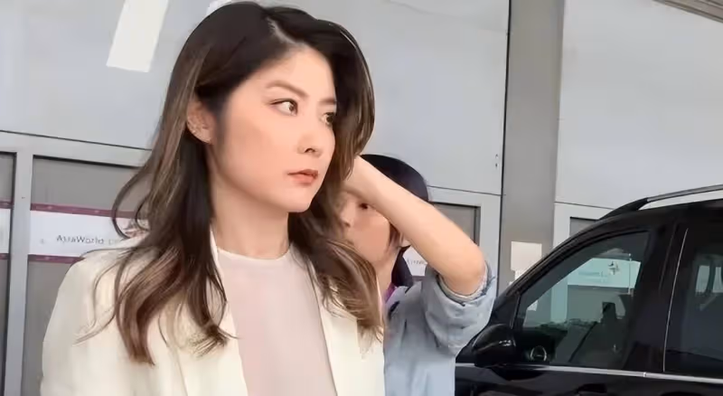 陳慧琳挺會拿捏時尚，穿西裝配「時尚褲」，非但不俗氣反而很高級