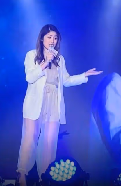 陳慧琳挺會拿捏時尚，穿西裝配「時尚褲」，非但不俗氣反而很高級