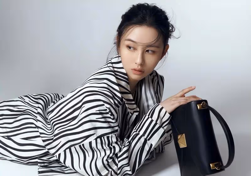 正式進軍名媛圈，邱淑貞21歲女兒穿禮服聚會不膽怯，美成媽媽翻版