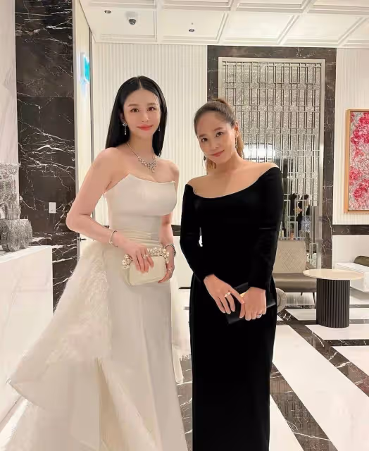 正式進軍名媛圈，邱淑貞21歲女兒穿禮服聚會不膽怯，美成媽媽翻版