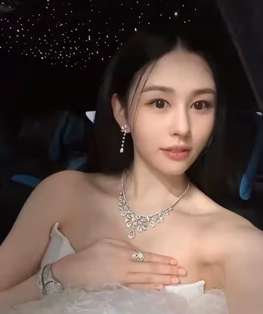 正式進軍名媛圈，邱淑貞21歲女兒穿禮服聚會不膽怯，美成媽媽翻版